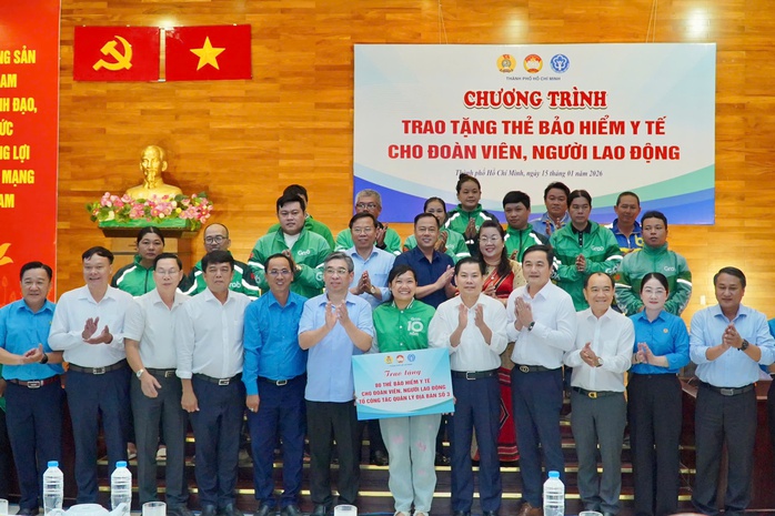 Tặng thẻ BHYT giúp đoàn viên, người lao động giảm bớt khó khăn khi khám chữa bệnh - Ảnh 6.