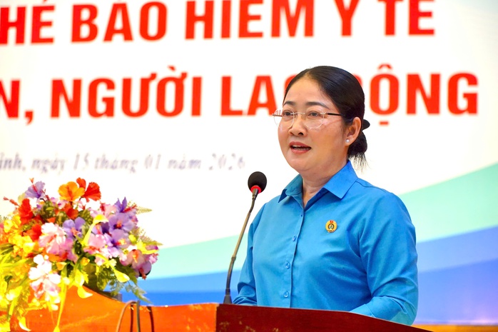 Tặng thẻ BHYT giúp đoàn viên, người lao động giảm bớt khó khăn khi khám chữa bệnh - Ảnh 2.