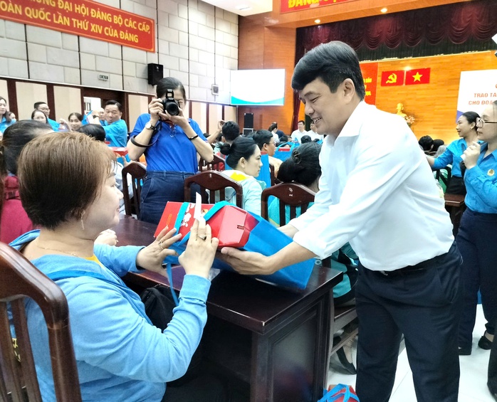 Tặng thẻ BHYT giúp đoàn viên, người lao động giảm bớt khó khăn khi khám chữa bệnh - Ảnh 4.