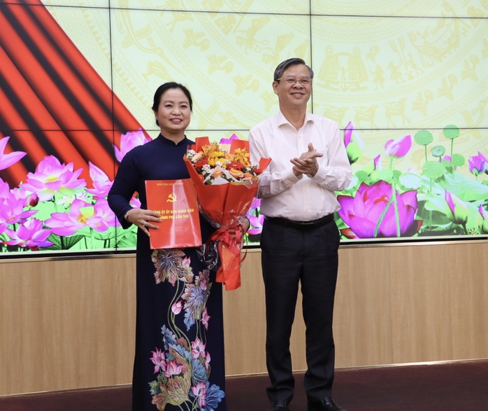 Chủ tịch UBND TP Cần Thơ trao quyết định quan trọng cho nữ Gi&aacute;m đốc Sở Nội vụ - Ảnh 1.