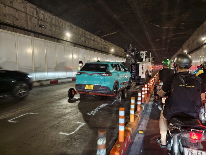 Tai nạn giao thông liên hoàn trong hầm sông Sài Gòn - Ảnh 2.