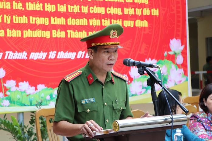 C&ocirc;ng an phường Bến Th&agrave;nh xử l&yacute; h&agrave;ng chục trường hợp lấn chiếm l&ograve;ng đường, vỉa h&egrave; - Ảnh 2.