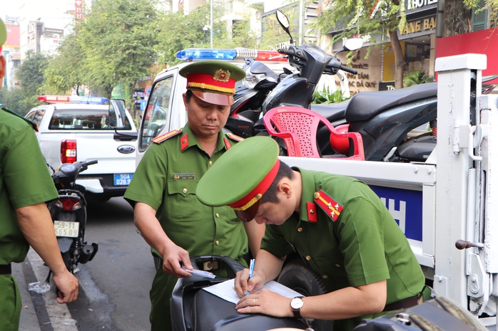 C&ocirc;ng an phường Bến Th&agrave;nh xử l&yacute; h&agrave;ng chục trường hợp lấn chiếm l&ograve;ng đường, vỉa h&egrave; - Ảnh 10.