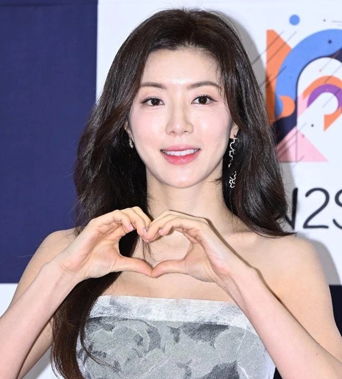 Vượt b&ecirc; bối chồng đại gia, minh tinh t&aacute;i xuất sau 6 năm - Ảnh 2.