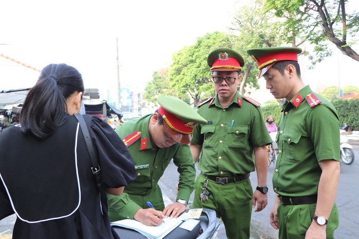 C&ocirc;ng an phường Bến Th&agrave;nh xử l&yacute; h&agrave;ng chục trường hợp lấn chiếm l&ograve;ng đường, vỉa h&egrave; - Ảnh 3.