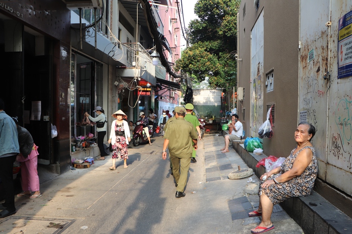 C&ocirc;ng an phường Bến Th&agrave;nh xử l&yacute; h&agrave;ng chục trường hợp lấn chiếm l&ograve;ng đường, vỉa h&egrave; - Ảnh 11.