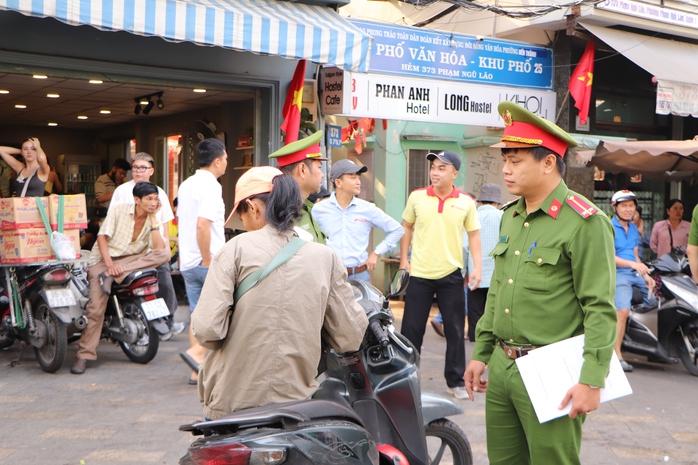 C&ocirc;ng an phường Bến Th&agrave;nh xử l&yacute; h&agrave;ng chục trường hợp lấn chiếm l&ograve;ng đường, vỉa h&egrave; - Ảnh 9.