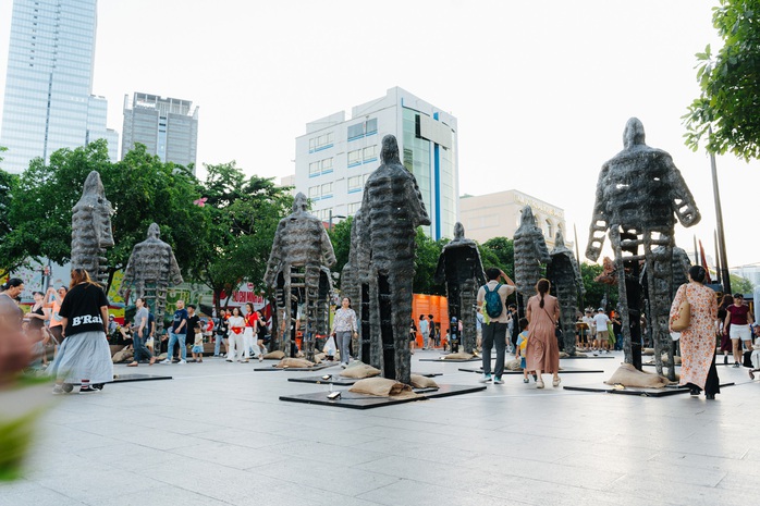 Hoạ sĩ L&ecirc; Hữu Hiếu chia sẻ vinh dự được nhận Bằng khen của TPHCM - Ảnh 2.