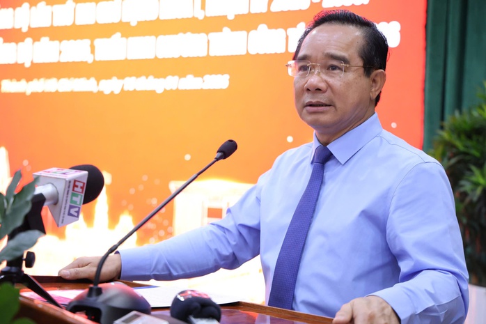 Chủ tịch UBND TPHCM: "Kh&ocirc;ng chấp nhận t&igrave;nh trạng c&aacute;n bộ đi họp m&agrave; kh&ocirc;ng nắm g&igrave; hết" - Ảnh 1.