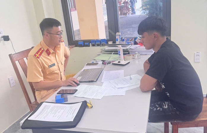 Nh&oacute;m "qu&aacute;i xế" bốc đầu xe rồi đăng clip l&ecirc;n mạng nhận c&aacute;i kết đắng - Ảnh 1.