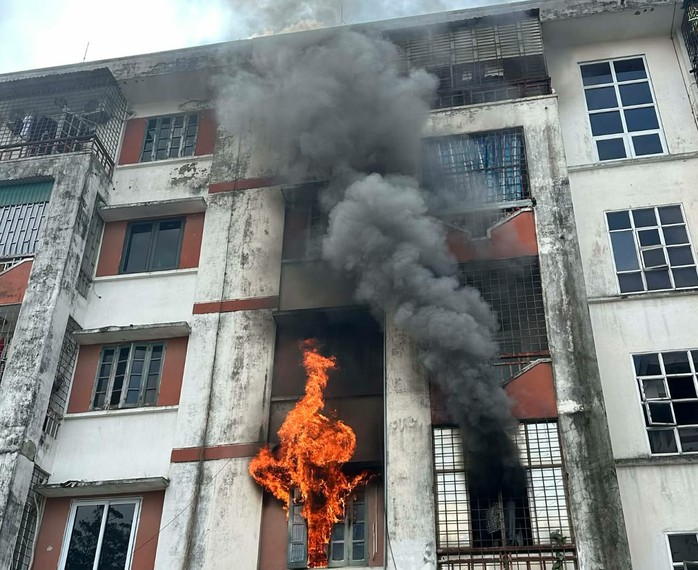 Chung cư giữa khu d&acirc;n cư đ&ocirc;ng đ&uacute;c bất ngờ bốc ch&aacute;y - Ảnh 1.