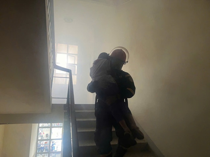 Chung cư giữa khu d&acirc;n cư đ&ocirc;ng đ&uacute;c bất ngờ bốc ch&aacute;y - Ảnh 2.