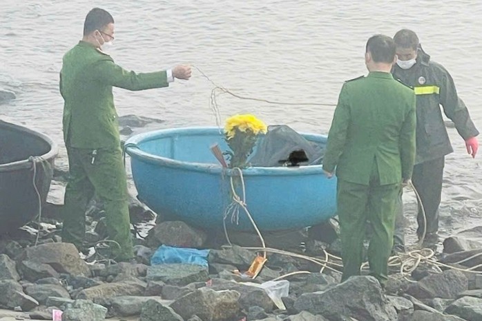 H&agrave; Tĩnh: Ph&aacute;t hiện một thi thể l&agrave; nam giới tr&ocirc;i dạt tr&ecirc;n biển  - Ảnh 1.