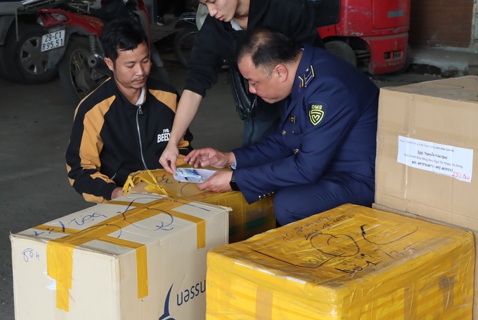 Kiểm tra ga H&agrave; Nội ph&aacute;t hiện h&agrave;ng h&oacute;a nghi nhập lậu với số lượng lớn - Ảnh 1.