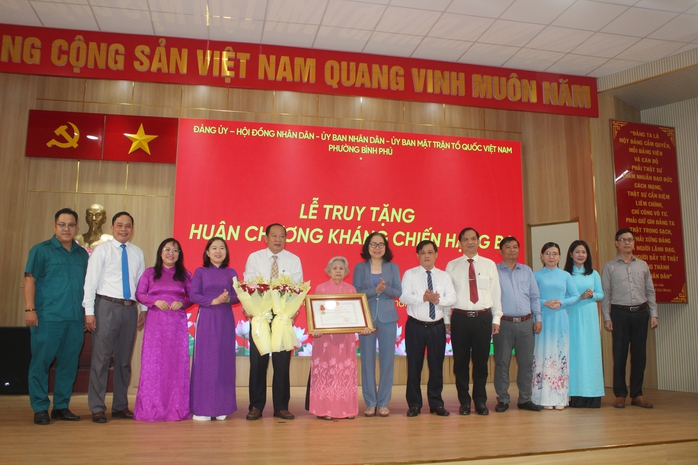 Truy tặng Hu&acirc;n chương kh&aacute;ng chiến hạng Ba cho liệt sĩ Trần Văn Tư - Ảnh 2.