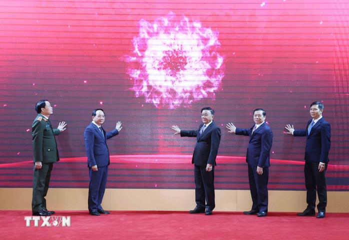 Thường trực Ban B&iacute; thư Trần Cẩm T&uacute; dự Lễ ra mắt Ứng dụng di động Tuy&ecirc;n gi&aacute;o v&agrave; D&acirc;n vận - Ảnh 1.