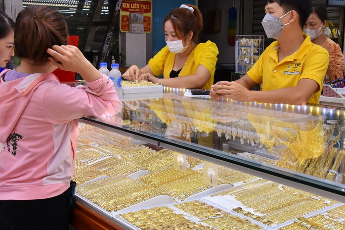 S&aacute;ng 16-1, gi&aacute; v&agrave;ng miếng SJC tăng 10 triệu đồng trong 2 tuần - Ảnh 1.