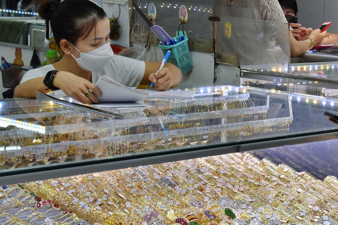 Gi&aacute; v&agrave;ng h&ocirc;m nay 17-1: Sụt giảm s&acirc;u - Ảnh 1.