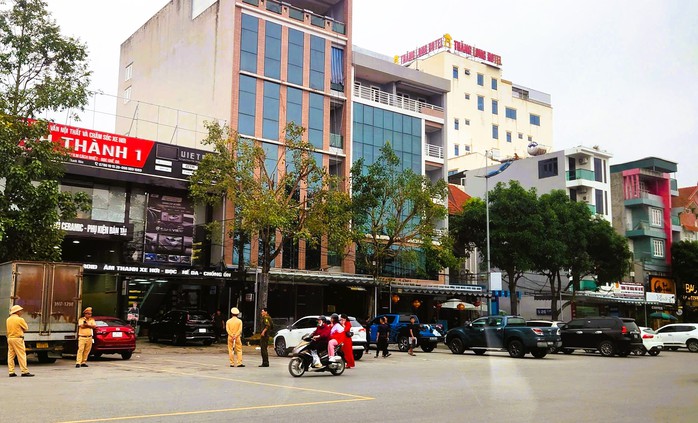 VIDEO: Cảnh s&aacute;t kh&aacute;m nh&agrave;, đọc lệnh khởi tố vợ chồng doanh nh&acirc;n nổi tiếng Thanh H&oacute;a - Ảnh 2.