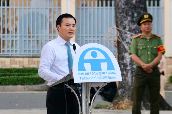 TPHCM ra qu&acirc;n mạnh tay, quyết dẹp &ldquo;xe d&ugrave;, bến c&oacute;c&rdquo; - Ảnh 2.