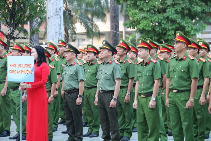 TPHCM ra qu&acirc;n mạnh tay, quyết dẹp &ldquo;xe d&ugrave;, bến c&oacute;c&rdquo; - Ảnh 4.