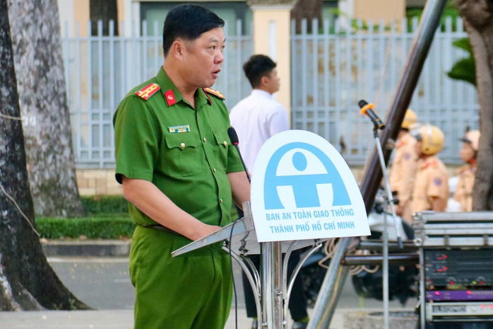 TPHCM ra qu&acirc;n mạnh tay, quyết dẹp &ldquo;xe d&ugrave;, bến c&oacute;c&rdquo; - Ảnh 3.