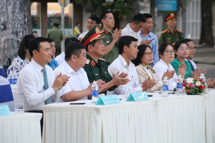 TPHCM ra qu&acirc;n mạnh tay, quyết dẹp &ldquo;xe d&ugrave;, bến c&oacute;c&rdquo; - Ảnh 1.