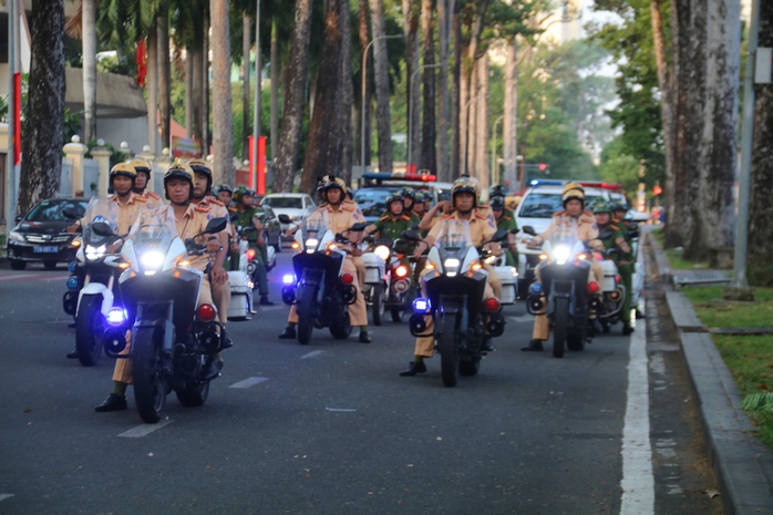 TPHCM ra qu&acirc;n mạnh tay, quyết dẹp &ldquo;xe d&ugrave;, bến c&oacute;c&rdquo; - Ảnh 8.