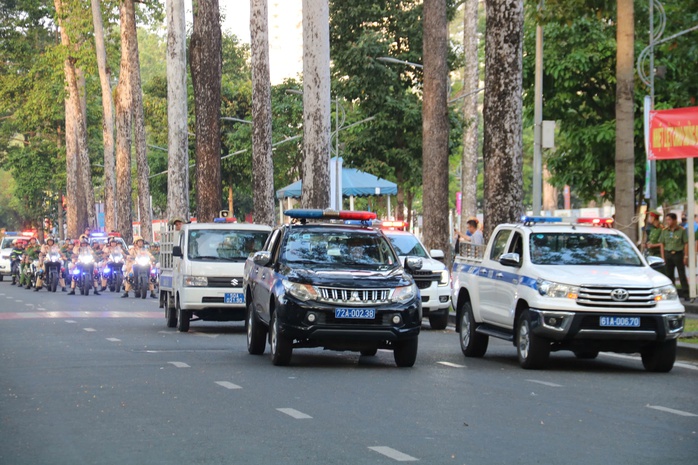 TPHCM ra qu&acirc;n mạnh tay, quyết dẹp &ldquo;xe d&ugrave;, bến c&oacute;c&rdquo; - Ảnh 9.