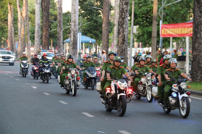 TPHCM ra qu&acirc;n mạnh tay, quyết dẹp &ldquo;xe d&ugrave;, bến c&oacute;c&rdquo; - Ảnh 6.