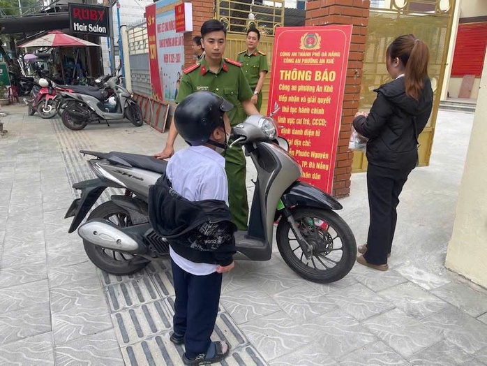Con kh&oacute;c kh&ocirc;ng chịu đi học, mẹ chở thẳng tới đồn c&ocirc;ng an ở Đ&agrave; Nẵng - Ảnh 1.