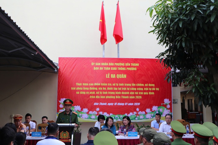 C&ocirc;ng an phường Bến Th&agrave;nh xử l&yacute; h&agrave;ng chục trường hợp lấn chiếm l&ograve;ng đường, vỉa h&egrave; - Ảnh 1.