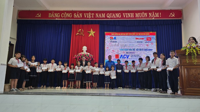 Đo&agrave;n B&aacute;o Người Lao Động c&ugrave;ng nh&agrave; đồng h&agrave;nh tặng 20 tivi cho Đ&agrave; Nẵng - Ảnh 3.