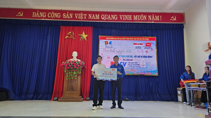 Đo&agrave;n B&aacute;o Người Lao Động c&ugrave;ng nh&agrave; đồng h&agrave;nh tặng 20 tivi cho Đ&agrave; Nẵng - Ảnh 5.