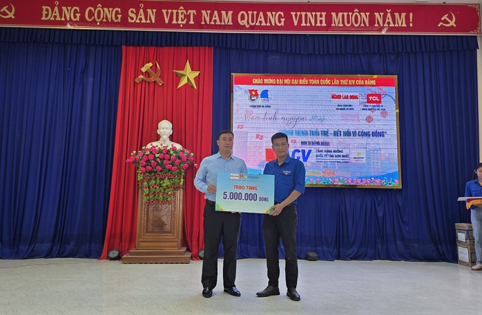 Đo&agrave;n B&aacute;o Người Lao Động c&ugrave;ng nh&agrave; đồng h&agrave;nh tặng 20 tivi cho Đ&agrave; Nẵng - Ảnh 6.