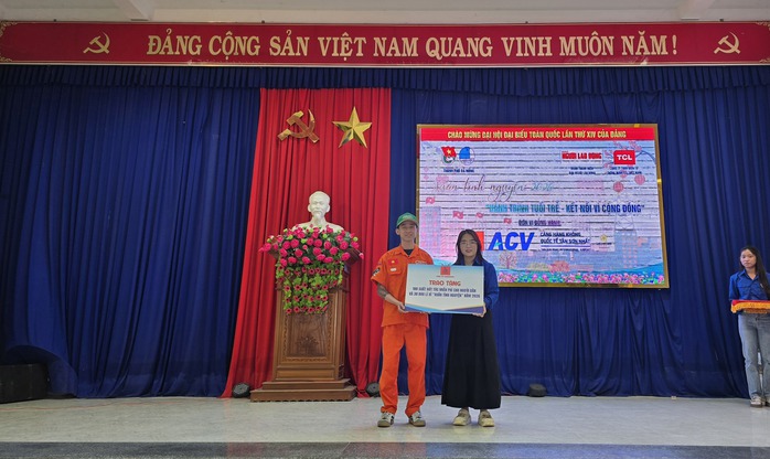 Đo&agrave;n B&aacute;o Người Lao Động c&ugrave;ng nh&agrave; đồng h&agrave;nh tặng 20 tivi cho Đ&agrave; Nẵng - Ảnh 9.