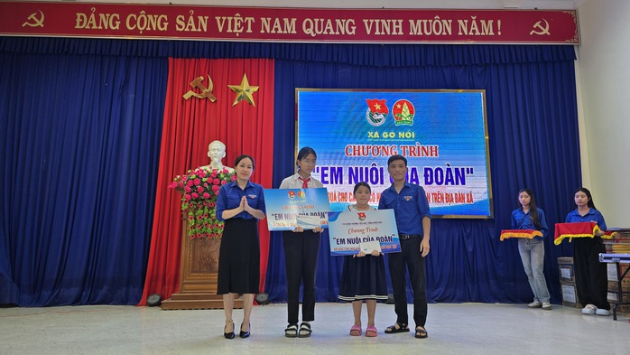 Đo&agrave;n B&aacute;o Người Lao Động c&ugrave;ng nh&agrave; đồng h&agrave;nh tặng 20 tivi cho Đ&agrave; Nẵng - Ảnh 10.