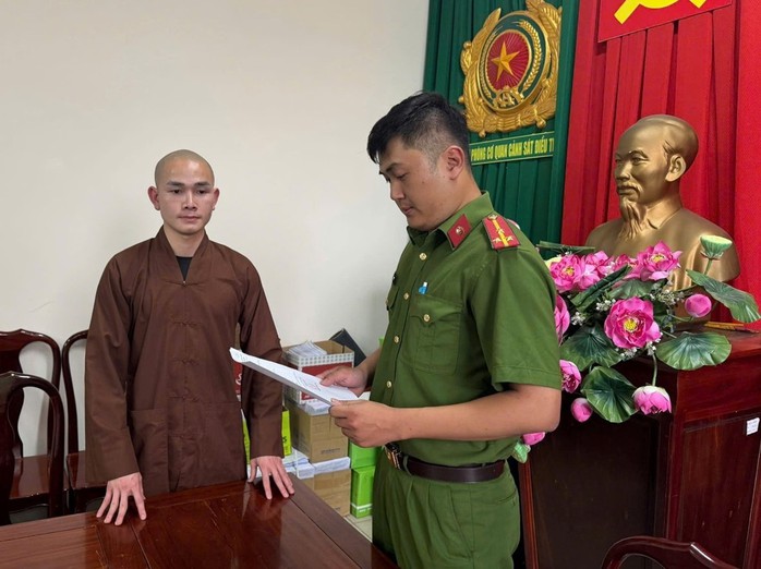 Chủ k&ecirc;nh TikTok Ph&uacute; Tử xin lỗi về h&agrave;nh vi G&acirc;y rối trật tự c&ocirc;ng cộng - Ảnh 1.