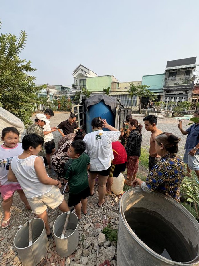 Nh&agrave; m&aacute;y nước gặp sự cố, người d&acirc;n ở Đồng Nai &lsquo;rồng rắn&rsquo; xếp h&agrave;ng chờ từng x&ocirc; nước để sinh hoạt - Ảnh 3.
