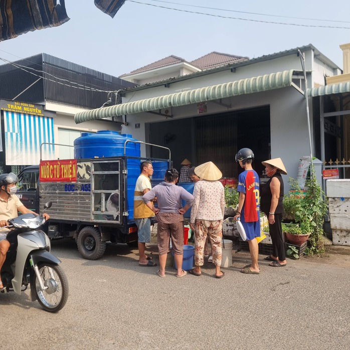 Nh&agrave; m&aacute;y nước gặp sự cố, người d&acirc;n ở Đồng Nai &lsquo;rồng rắn&rsquo; xếp h&agrave;ng chờ từng x&ocirc; nước để sinh hoạt - Ảnh 1.
