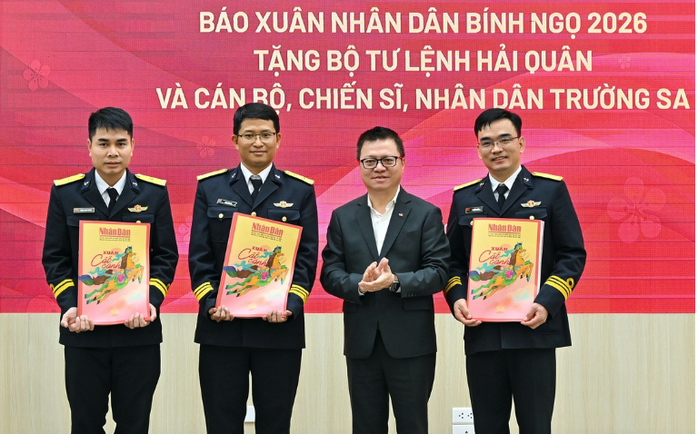 Trao tặng b&aacute;o Xu&acirc;n Nh&acirc;n D&acirc;n tới c&aacute;n bộ, chiến sĩ v&agrave; nh&acirc;n d&acirc;n Trường Sa - Ảnh 2.