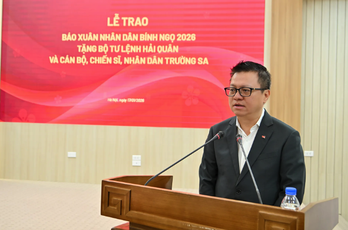 Trao tặng b&aacute;o Xu&acirc;n Nh&acirc;n D&acirc;n tới c&aacute;n bộ, chiến sĩ v&agrave; nh&acirc;n d&acirc;n Trường Sa - Ảnh 1.