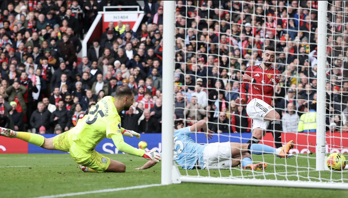 Quật ng&atilde; Man City trận derby, Man United tặng qu&agrave; thầy mới Michael Carrick - Ảnh 3.