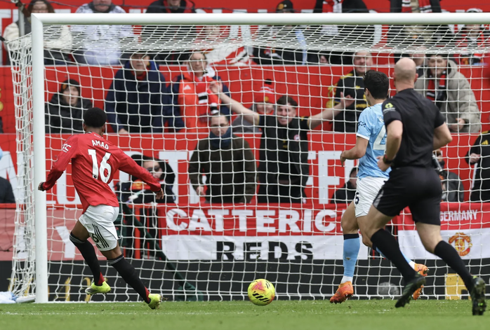 Quật ng&atilde; Man City trận derby, Man United tặng qu&agrave; thầy mới Michael Carrick - Ảnh 2.