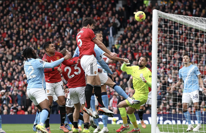 Quật ng&atilde; Man City trận derby, Man United tặng qu&agrave; thầy mới Michael Carrick - Ảnh 1.