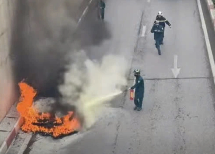 Xe &ocirc; t&ocirc; Audi bốc ch&aacute;y dữ dội tại hầm chui Thanh Xu&acirc;n - Ảnh 1.