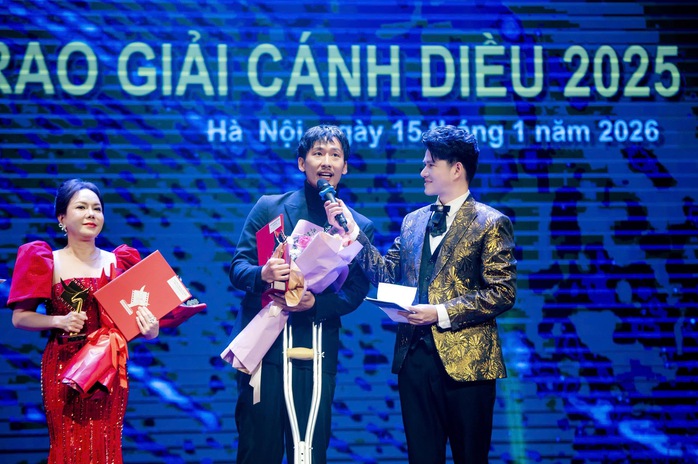 Vũ Mạnh Cường đắt s&ocirc; dẫn lễ trao giải - Ảnh 1.