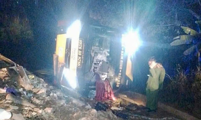 Xe khách lật trên quốc lộ, 4 người tử vong tại chỗ - Ảnh 1.