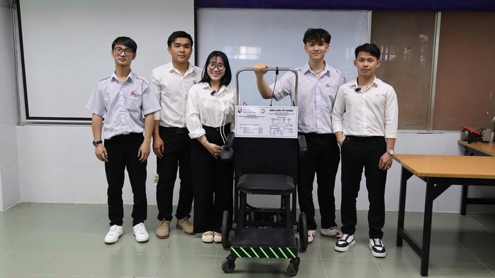 Người trẻ đam m&ecirc; s&aacute;ng tạo, tự tin khởi nghiệp: Xe lăn leo cầu thang chi ph&iacute; thấp - Ảnh 1.