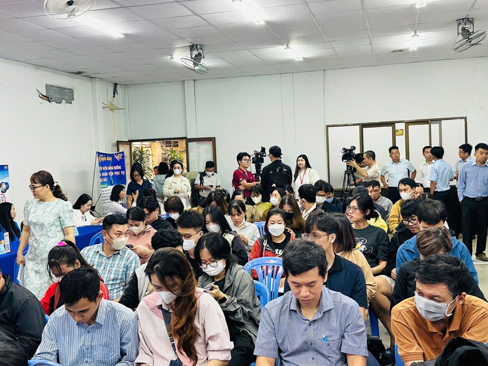 Biết đọc, biết viết cũng c&oacute; việc lương chục triệu ở TPHCM - Ảnh 3.